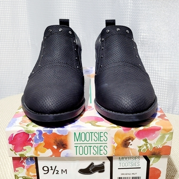 NWT Mootsie Tootsie Kira Black Studded & Distressed Snakeskin Slip-on (9.5M) - Picture 2 of 9